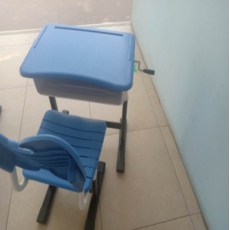 学生手摇可升降课桌椅